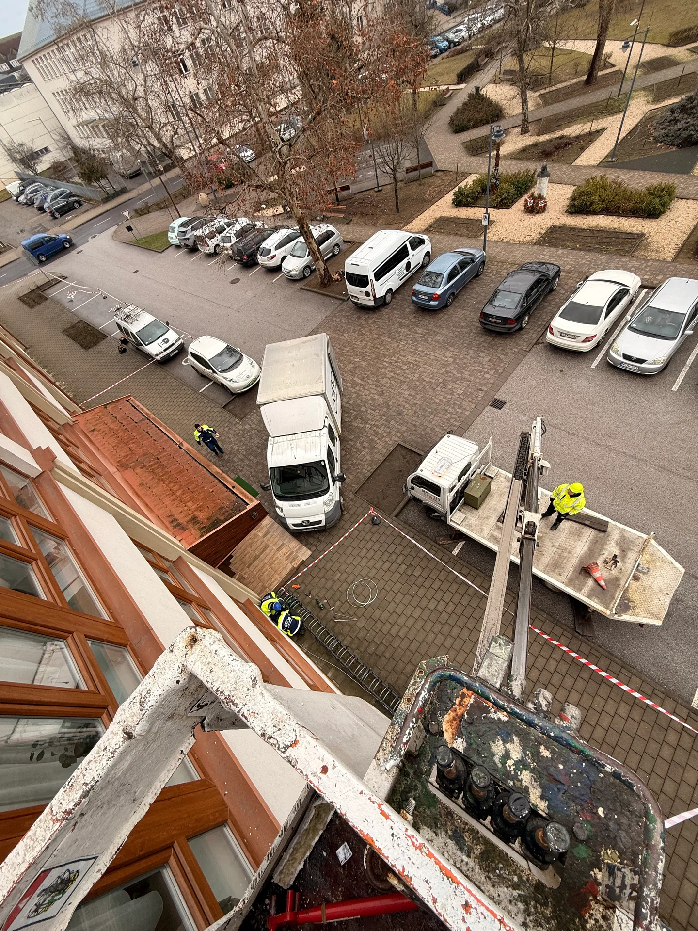 Emelőkosárból készült kép a munkaterületről és az emelőgépről.
