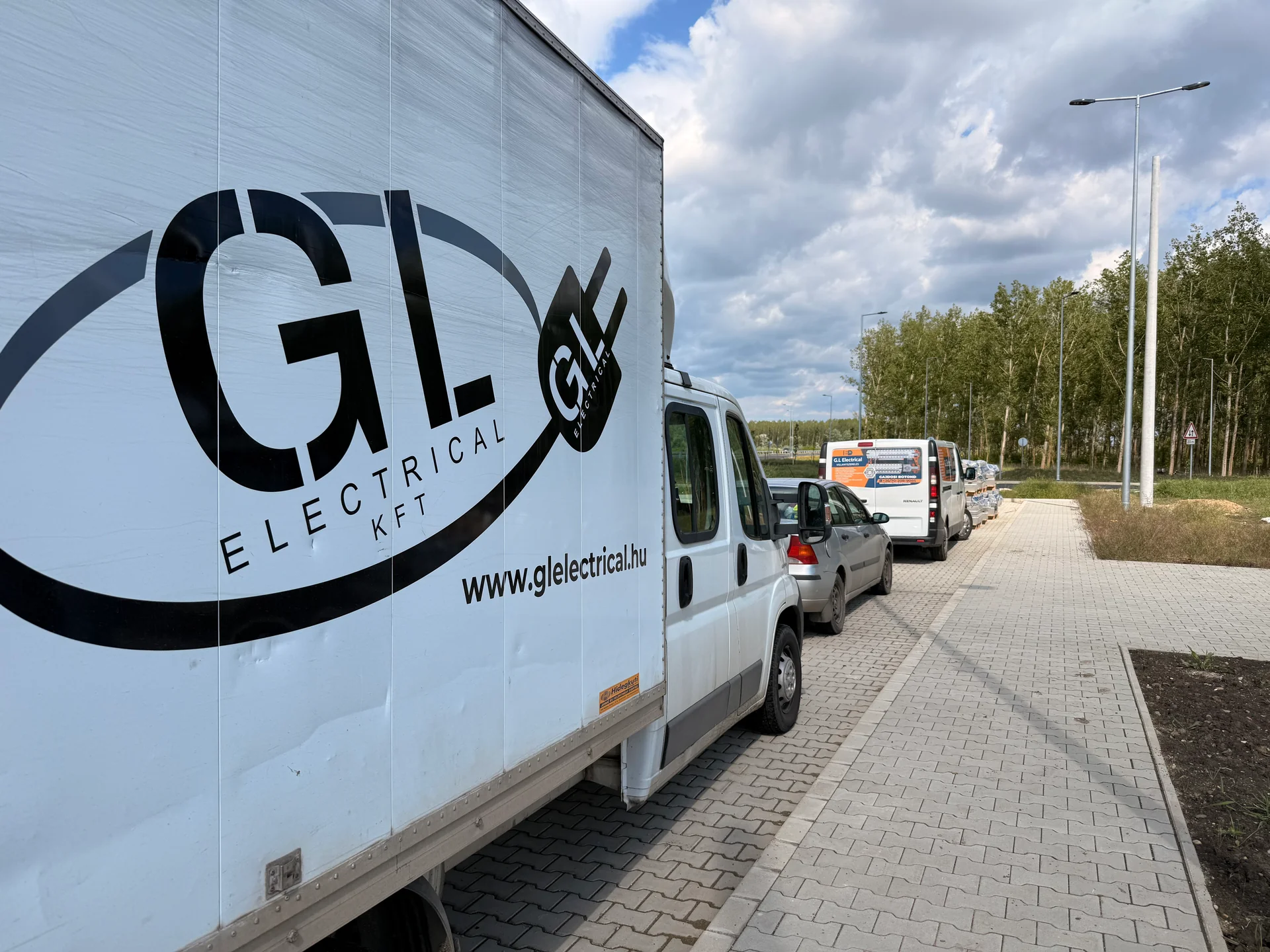 GL Electrical céges jármű a munkavégzés helyszínén.